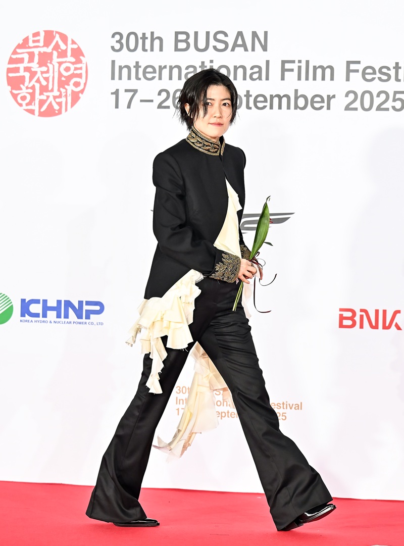 '제30회 부산국제영화제(BIFF)' 개막식 속 심은경의 시크한 맥퀸 수트 화제 570-Image